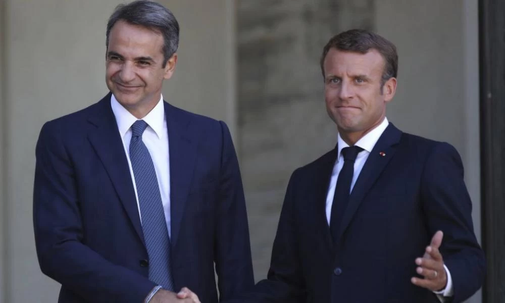 «Έδωσαν τα χέρια» Μακρόν-Μητσοτάκης: Ξεκινά πρόγραμμα επανεξοπλισμού για τις Ε.Δ.